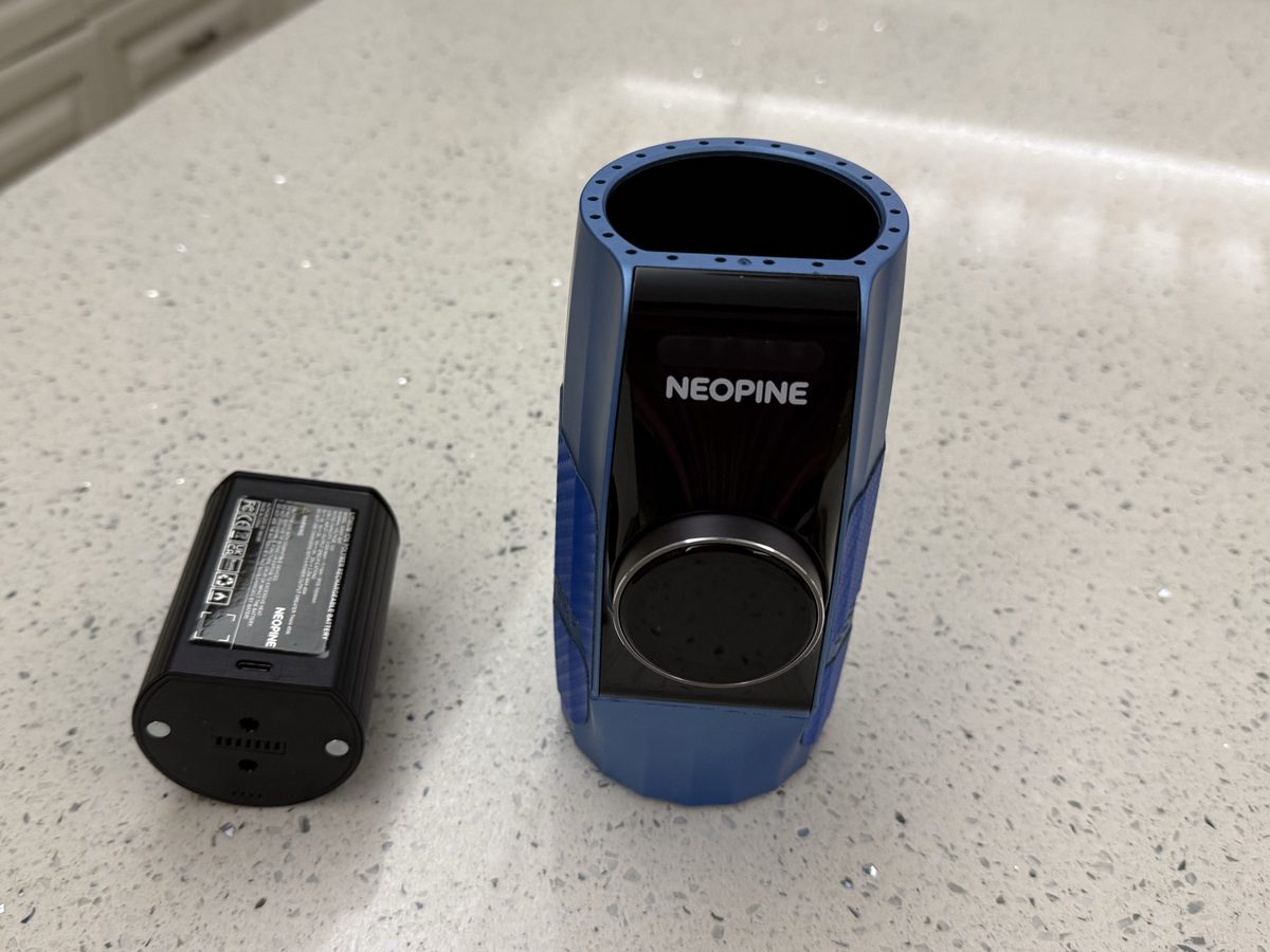 NEOPINE Pro 2026 in Cobalt Blue with its battery pack